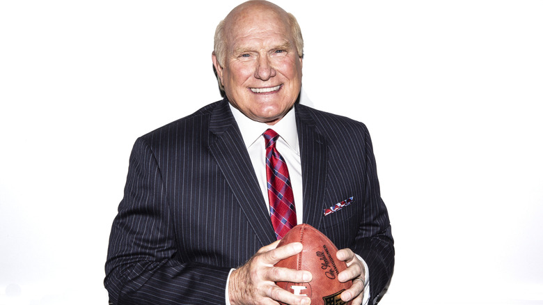 Terry Bradshaw tenant un ballon de football