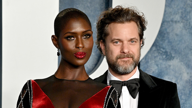 Jodie Turner-Smith et Joshua Jackson posant