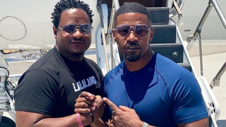 Keith Jefferson et Jamie Foxx devant l'avion