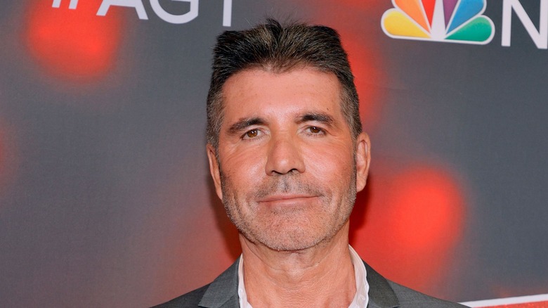 Simon Cowell posant lors d'un événement NBC