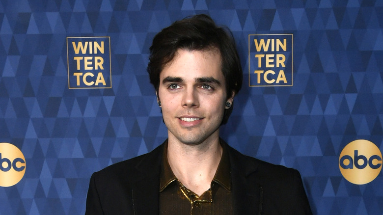 Reid Ewing posant lors d'un événement