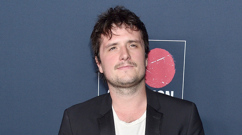 Josh Hutcherson posant lors d'un événement