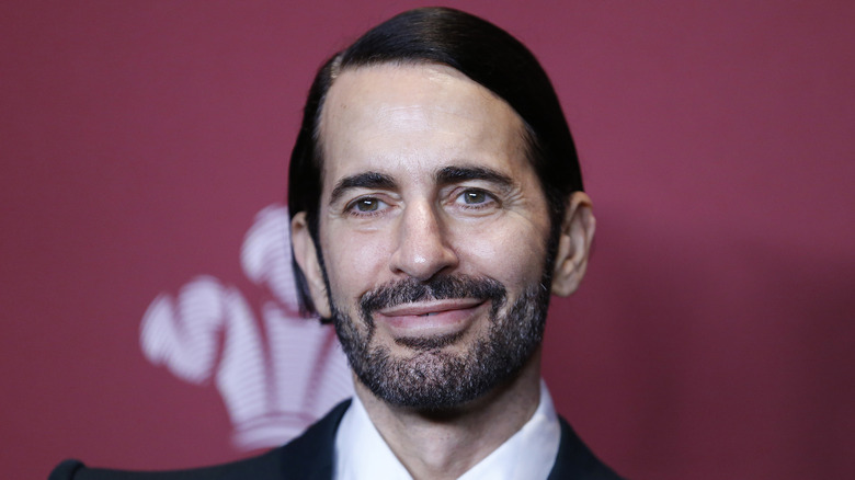 Marc Jacobs posant lors d'un événement