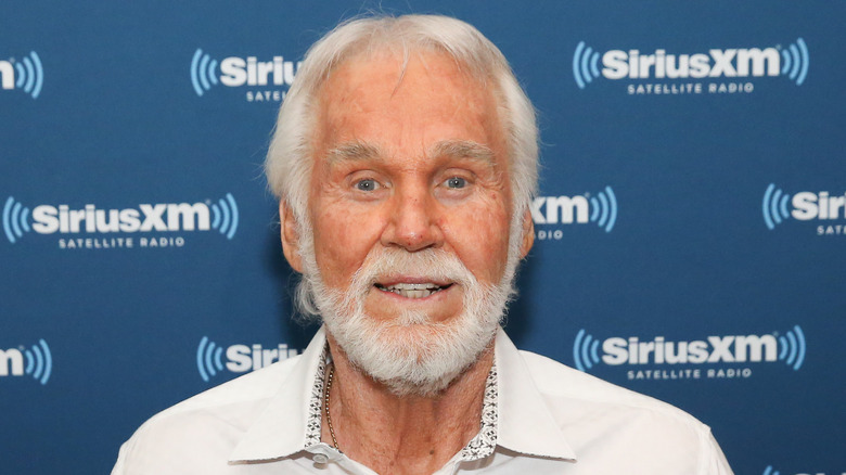 Kenny Rogers souriant devant un arrière-plan Sirius XM