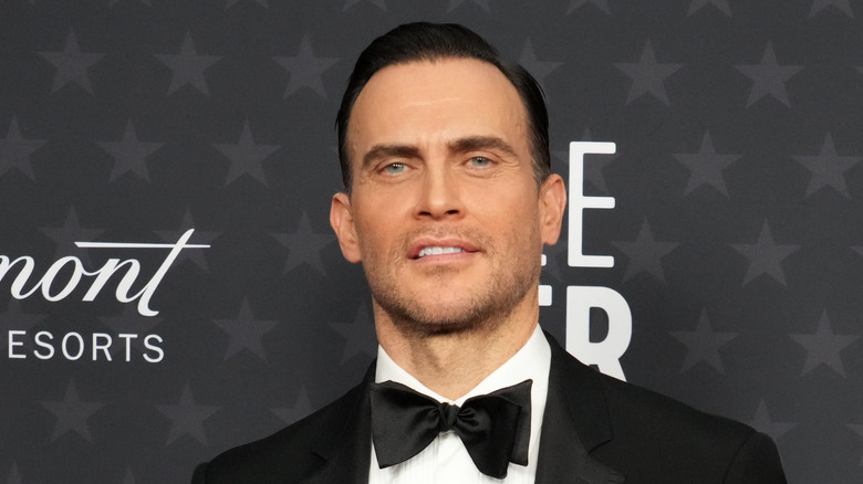 Cheyenne Jackson posant sur un tapis rouge