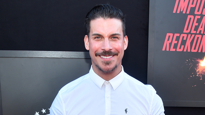 Jax Taylor posant sur un tapis rouge