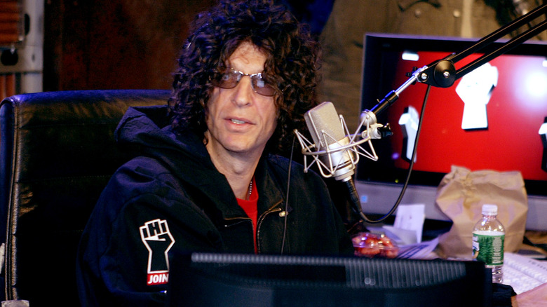 Howard Stern assis devant son micro