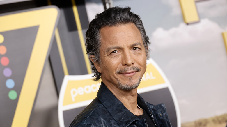 Benjamin Bratt porte une veste noire