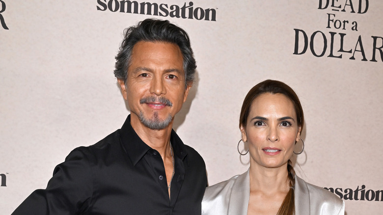 Benjamin Bratt et Talisa Soto posant