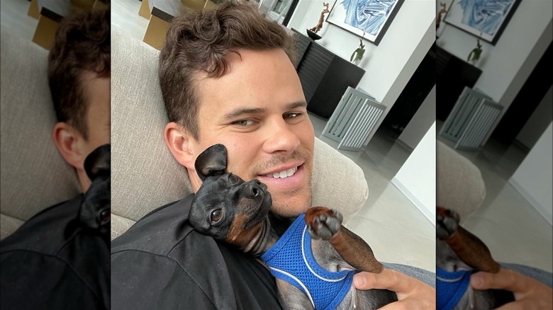 Kris Humphries souriant avec son chien