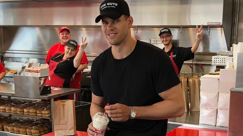 Kris Humphries dans un restaurant Five Guys