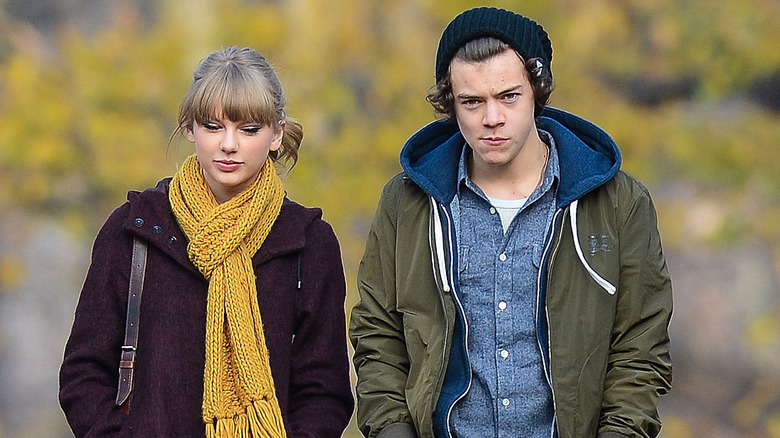 Taylor Swift et Harry Styles marchant dehors