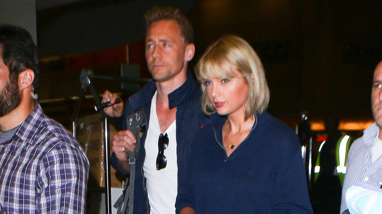 Tom Hiddleston marchant aux côtés de Taylor Swift