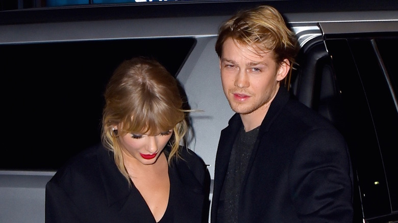 Taylor Swift et Joe Alwyn marchant