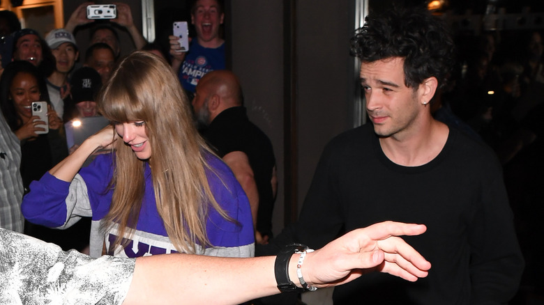 Taylor Swift et Matt Healy marchant