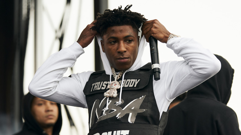 NBA Youngboy avec micro à la main