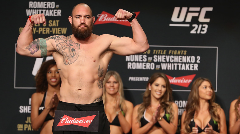 Travis Browne pose lors d'une pesée