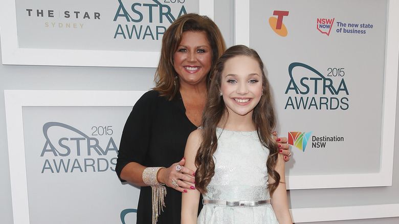 Abby Lee Miller et Maddie Ziegler souriant ensemble lors d'un événement