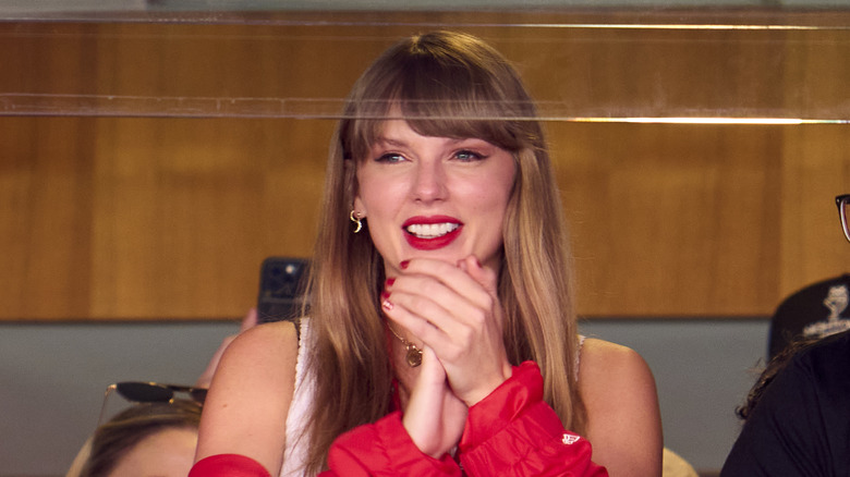 Taylor Swift applaudit lors du match des Chiefs de Kansas City 