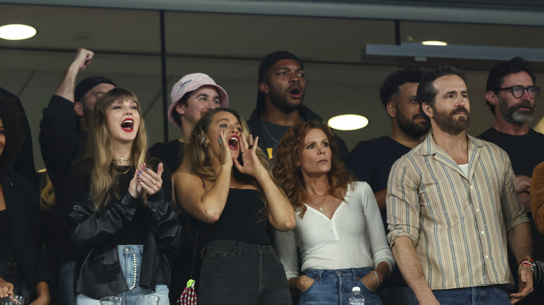 Taylor Swift et ses amis applaudissent au match des Chiefs