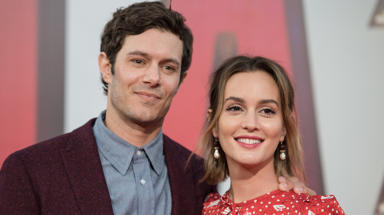 Adam Brody et Leighton Meester souriants