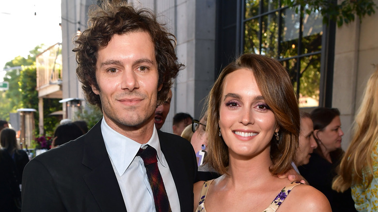 Adam Brody et Leighton Meester souriants