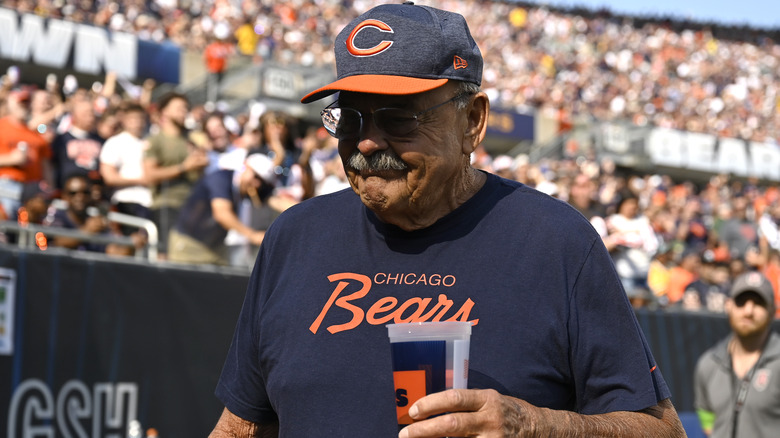 Dick Butkus tenant une tasse