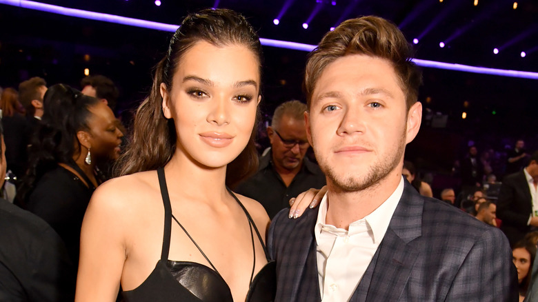 Hailee Steinfeld posant avec Niall Horan