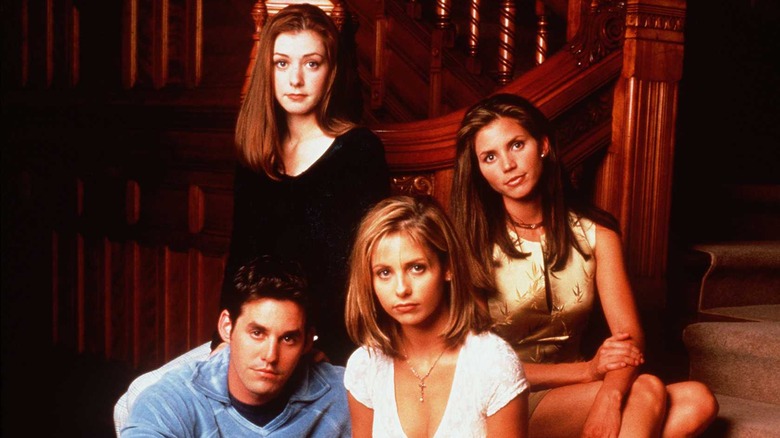 Alex, Willow, Buffy et Cordelia assis ensemble dans l'escalier.