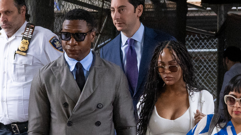 Jonathan Majors et Meagan Good sortent ensemble du tribunal