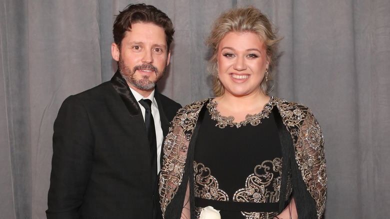 Brandon Blackstock et Kelly Clarkson posant