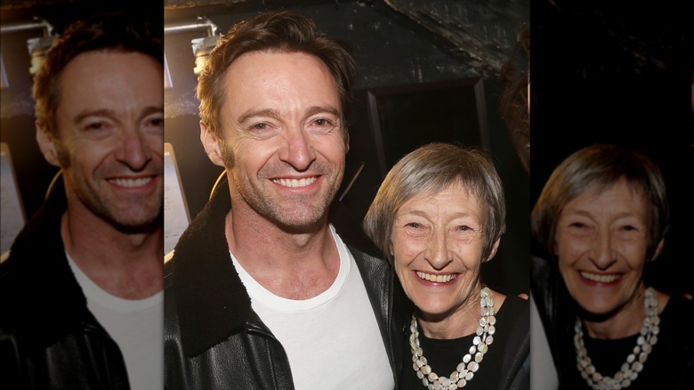 Hugh Jackman sourit à sa mère