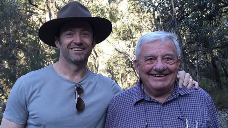 Hugh Jackman souriant avec son père