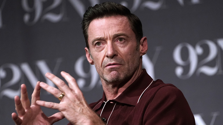 Hugh Jackman portant une chemise bordeaux