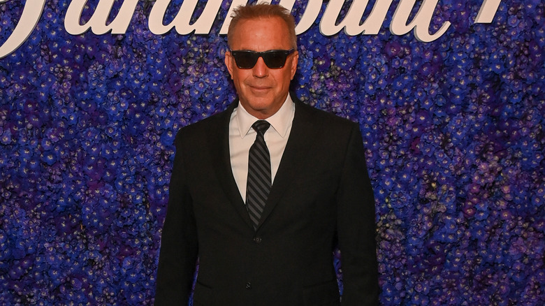 Kevin Costner porte des lunettes de soleil