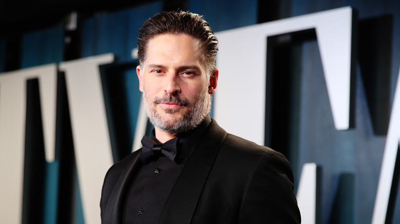 Joe Manganiello posant pour les caméras