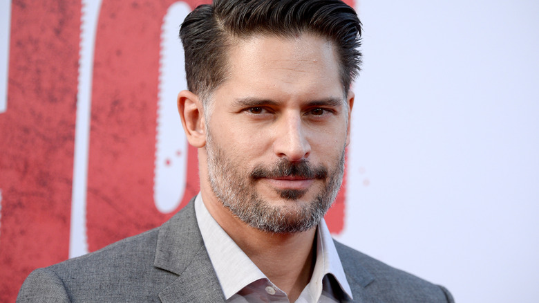 Joe Manganiello posant pour les caméras