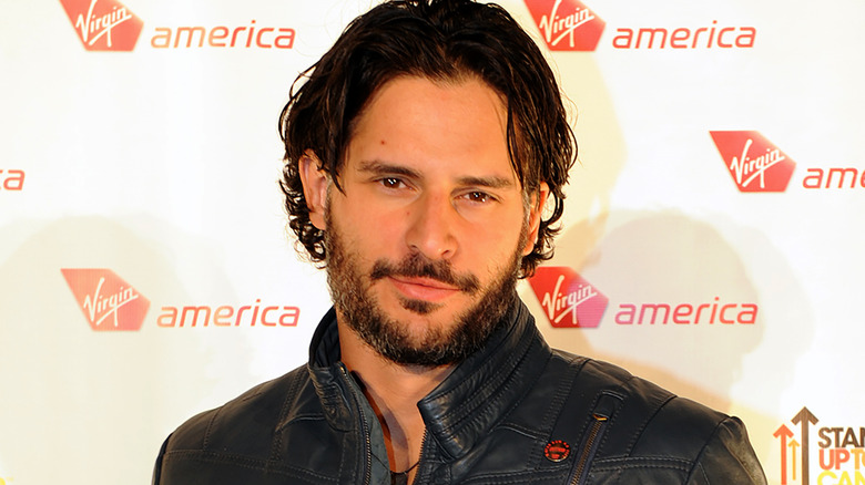 Joe Manganiello posant pour les caméras