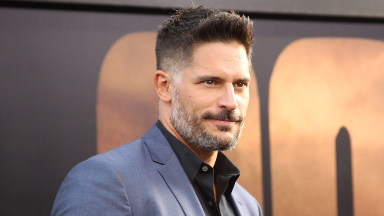 Joe Manganiello posant pour les caméras