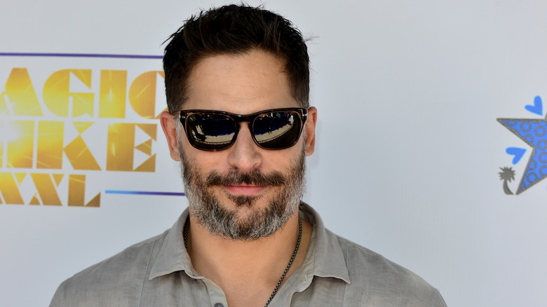 Joe Manganiello posant pour les caméras