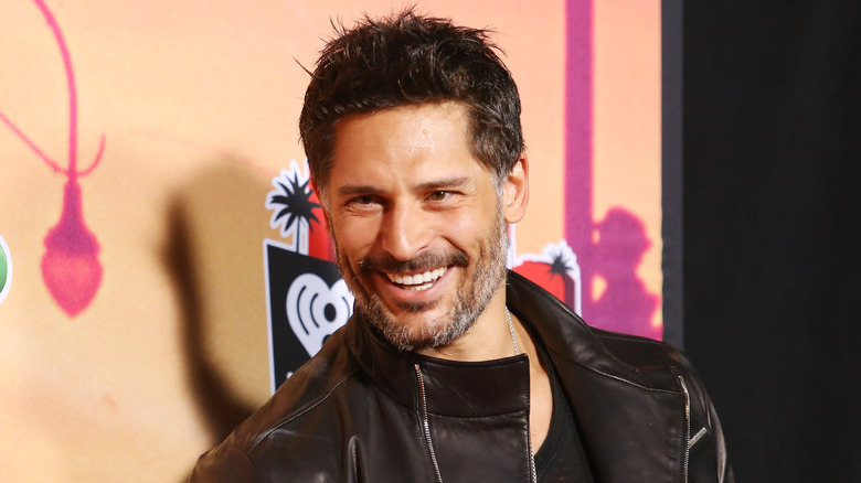 Joe Manganiello posant pour les caméras