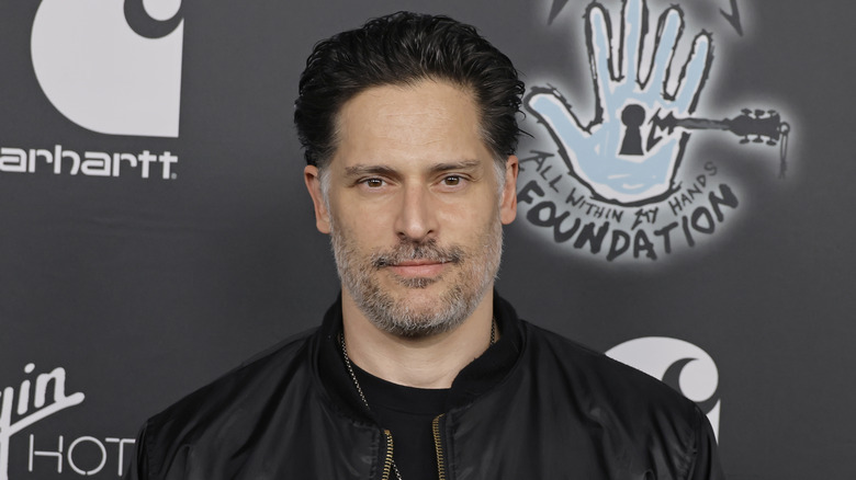 Joe Manganiello posant pour les caméras