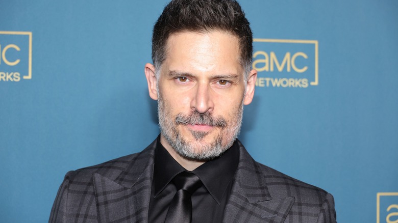 Joe Manganiello posant pour les caméras