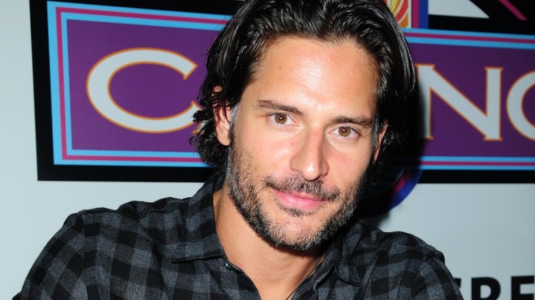 Joe Manganiello posant pour les caméras