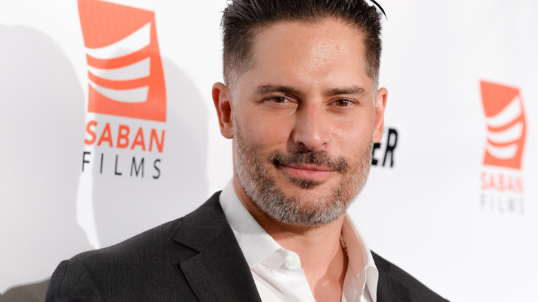 Joe Manganiello posant pour les caméras