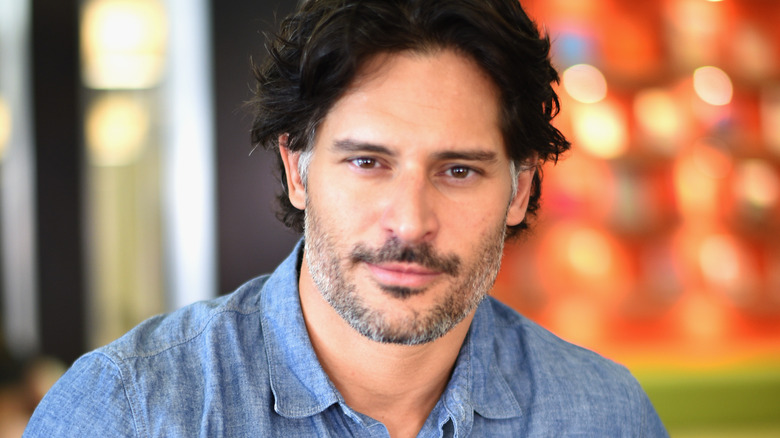 Joe Manganiello posant pour les caméras