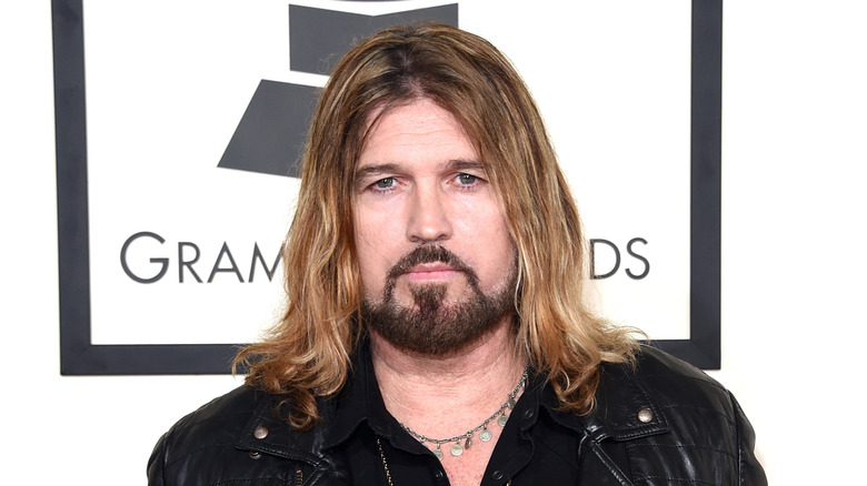 Billy Ray Cyrus posant