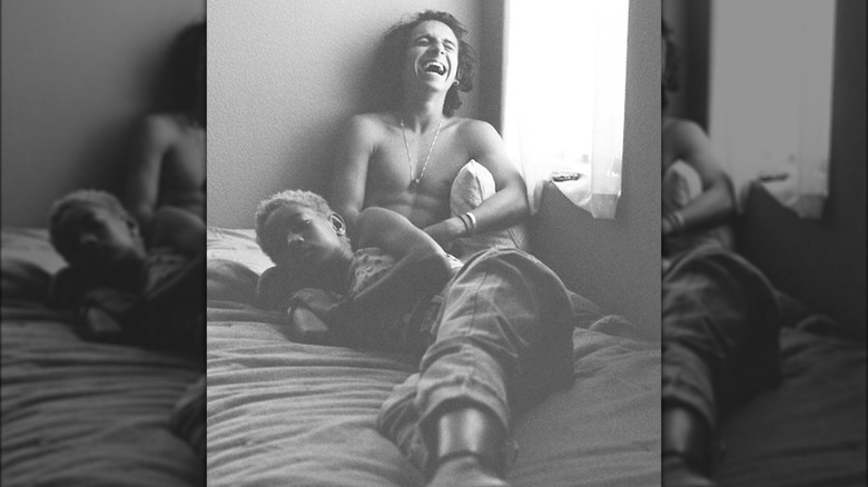 Willow Smith et Moisés Arias prennent une photo ensemble sur un lit 