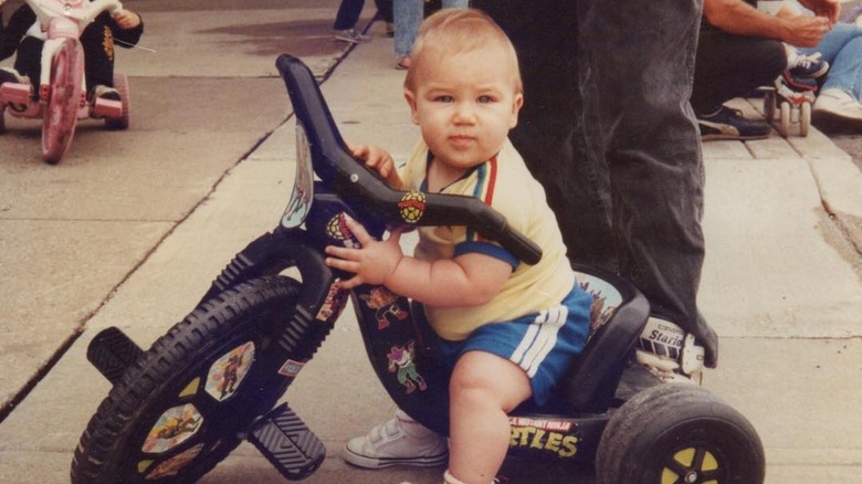 Travis Kelce sur tricycle