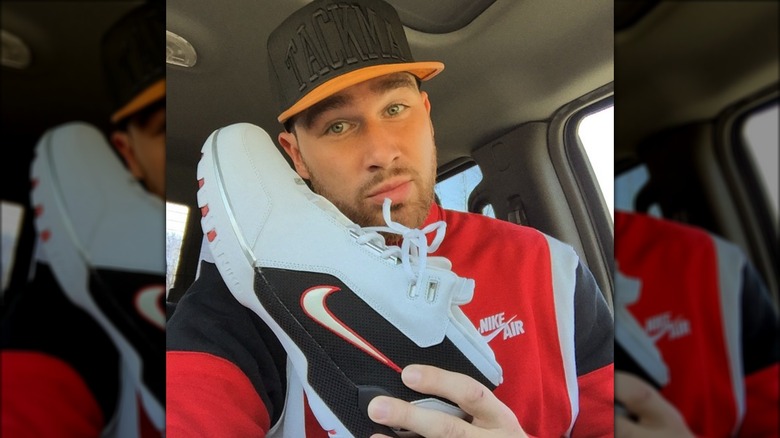 Travis Kelce tenant une chaussure Nike